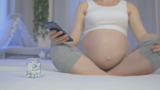 Těhotná žena hledá informace a předpis on-line — Stock video