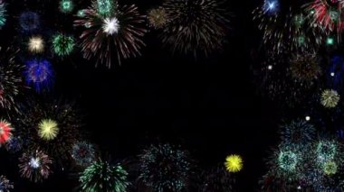 Gece gökyüzünde renkli havai fişekler
