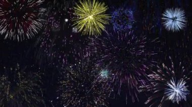 Gece gökyüzünde renkli havai fişekler