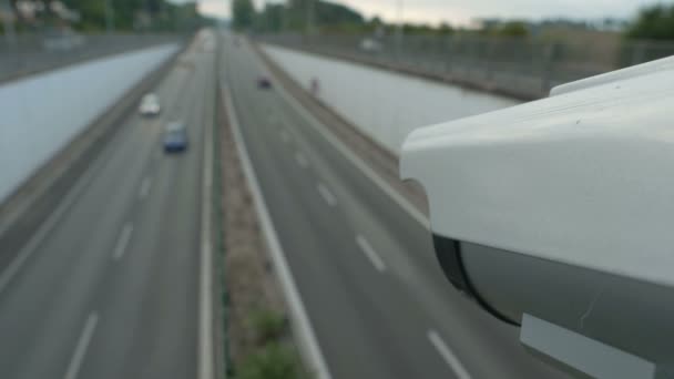 Rychlostní bezpečnostní kamera na dálnici. — Stock video