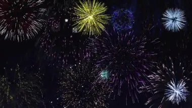 Gece gökyüzünde renkli havai fişekler