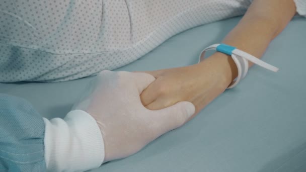 Женщина за операционным столом, готовится к медицинской операции — стоковое видео