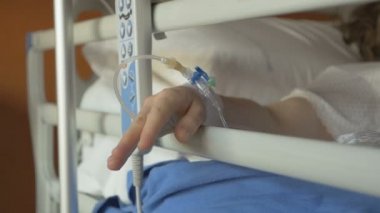 Klinikte yatan genç bir hasta. 2019 2020 Coronavirüs salgını