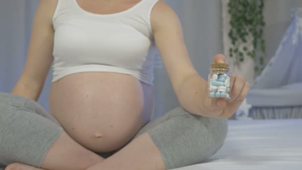 Vial con pastillas, medicamentos peligrosos durante el embarazo — Vídeos de Stock