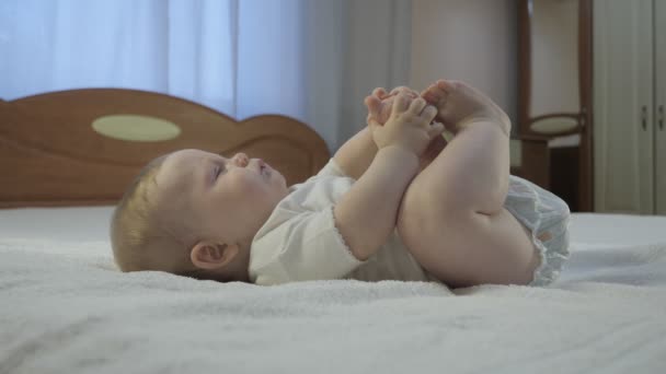 Cute baby płacze na łóżku. — Wideo stockowe