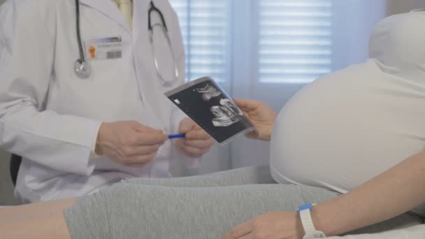 Futura madre con médico en el hospital — Vídeos de Stock