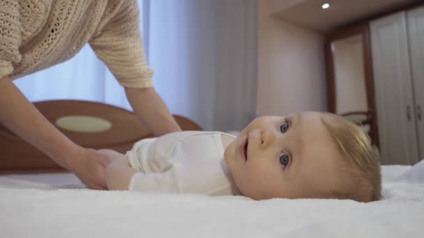 Mãe muda a fralda para o bebê — Vídeo de Stock
