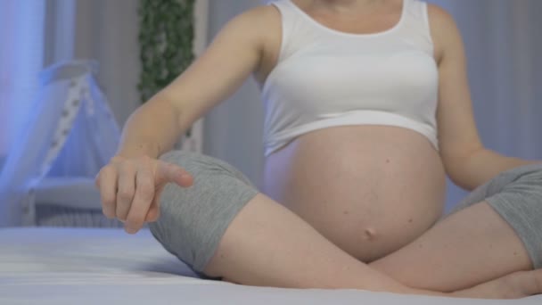 Pregnant and virtual touchscreen — Stock Video