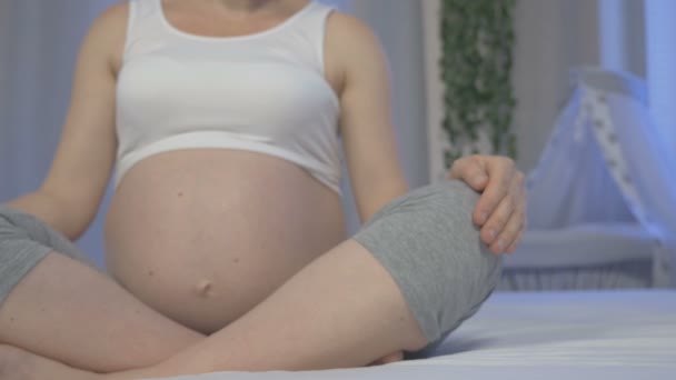 Młoda kobieta w ciąży i wirtualny ekran dotykowy — Wideo stockowe