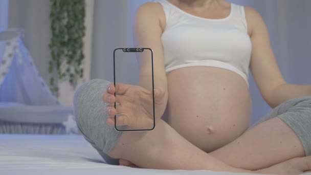 Těhotná a virtuální dotyková obrazovka — Stock video