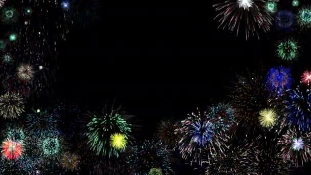 Fényes, színes tűzijáték az éjszakai égbolton — Stock videók