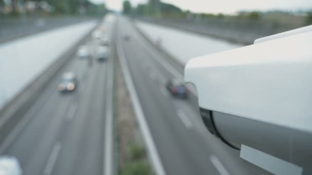 Caméra de surveillance de la circulation en gros plan, prise tôt le matin — Video