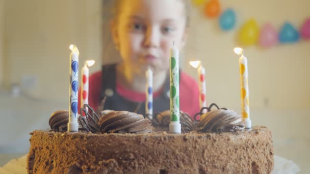 El niño apaga las velas del pastel.. — Vídeo de stock
