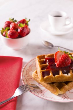 Waffle, kahve ve çilekli kahvaltı.