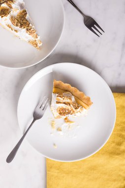 Misket masasında sarı peçeteli limonlu turta dilimleri