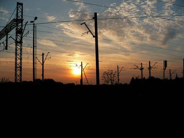 Tramonto Binari Ferroviari Trazione Ombre Cielo Blu Arancio Con Nuvole — Foto Stock