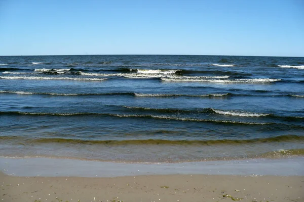 ポーランドバルト海美しい青い海の波海の地平線の砂とビーチの青い空 — ストック写真