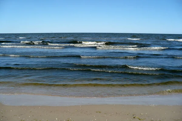 Польське Балтійське Море Прекрасні Блакитні Морські Хвилі Горизонт Пісок Пляж — стокове фото