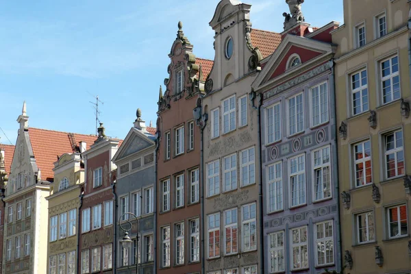 Oude Stadsplein Gebouwen Verlicht Door Zon Een Rij Mensen Het — Stockfoto