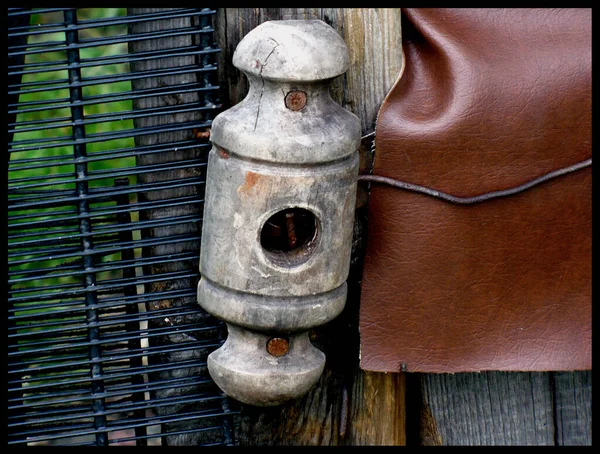 Kovová Železná Brána Zahradě Hnědý Kožený Materiál Hnědou Zelenou Barvou — Stock fotografie