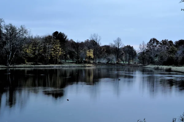 Vecchia Casa Sul Lago Dipinto Blu Piccolo Lago Sul Riflesso — Foto Stock