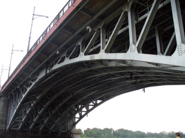 Varşova 'daki köprünün eski nehir üzerinde metal ve demir inşaatı