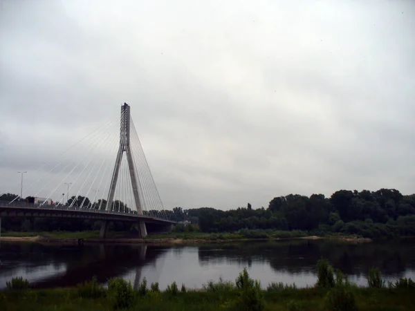 Ponte Bianco Con Piloni Sul Fiume Varsavia Polonia Sul Lato — Foto Stock