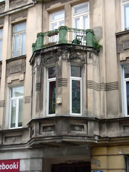 Dekoracyjne Okno Budynku Szarej Ścianie Balkonem Zielony Balustrada Tarasa — Zdjęcie stockowe