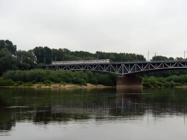 Μεταλλική Γέφυρα Χάλυβα Πάνω Από Ποτάμι Συννεφιασμένο Ουρανό Αντανακλάται Στο — Φωτογραφία Αρχείου
