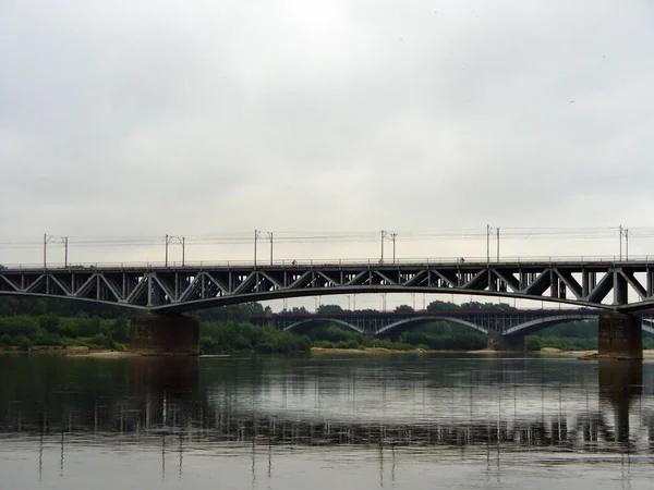 Puente Metálico Acero Sobre Río Con Cielo Nublado Reflejado Agua — Foto de Stock