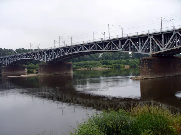 Ponte Metallico Acciaio Sul Fiume Con Cielo Nuvoloso Riflesso Nell — Foto Stock