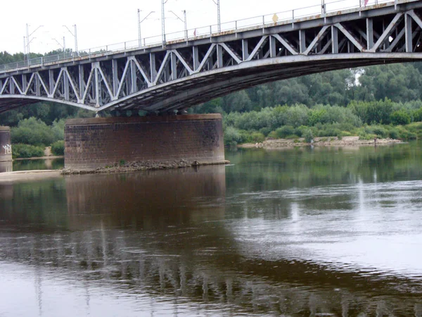 Puente Metálico Acero Sobre Río Con Cielo Nublado Reflejado Agua —  Fotos de Stock