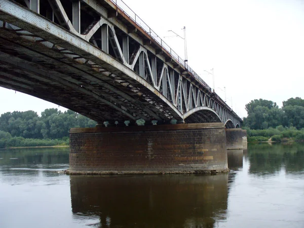 Pont Métallique Acier Sur Rivière Avec Ciel Nuageux Réfléchi Dans — Photo