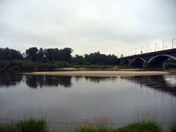 Puente Acero Metal Sobre Río Con Cielo Nublado Reflejado Agua — Foto de Stock