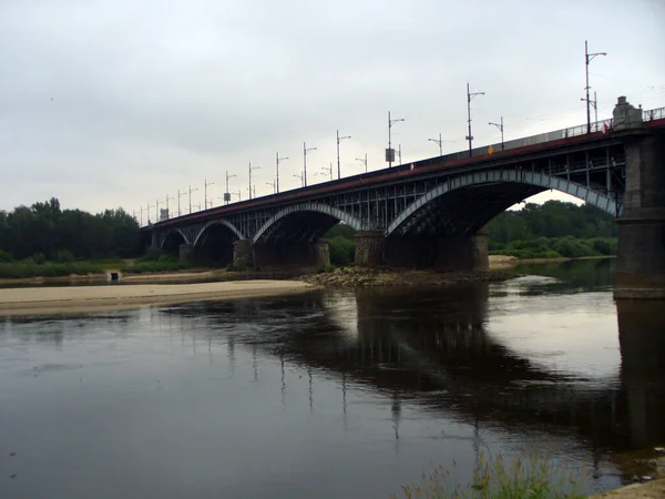 Puente Acero Metal Sobre Río Con Cielo Nublado Reflejado Agua — Foto de Stock