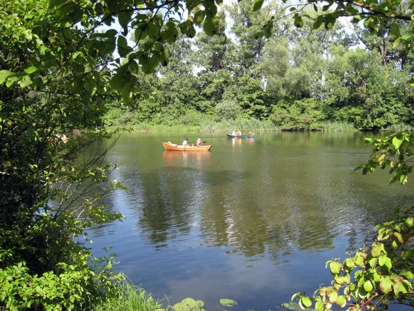 湖の池の晴れた日にはカラフルなボートや人がいて — ストック写真