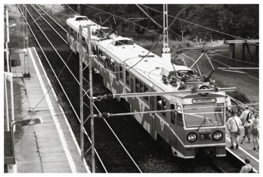 Tren istasyonundaki tren rayları siyah beyaz; yukarıdan