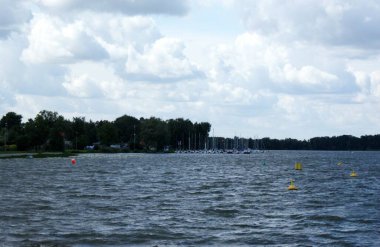 Duvardan tuğla bina alçıdan düşüyor.