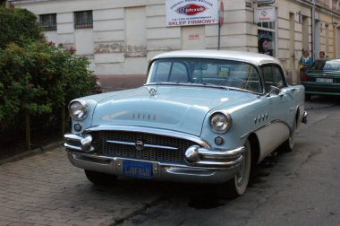 Eski şehrin eski mavi eski mavi otomobili