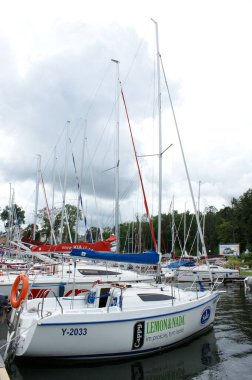 Limana demirlemiş yelkenliler Polonya 'daki Masuria' da yelkenli direği.