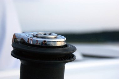 Yelkenli teknesinde ip çekmek için bir cihaz.