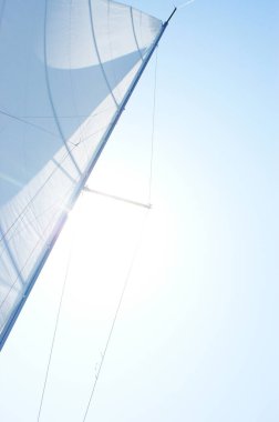 Göle karşı bir gölde yelkenliden yelkenli yelkenli, yelkenli rüzgarı