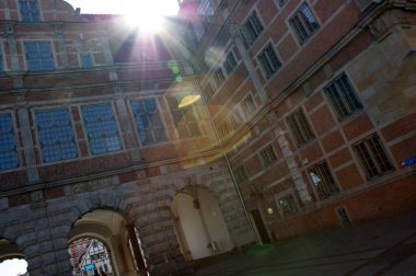 Polonya 'nın Gdansk Meydanı' nda arka arkaya güneş gören eski kasaba meydanı binaları.