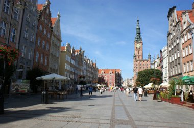 Polonya tren istasyonunda tarihi tuğla bir binada saat kulesi.