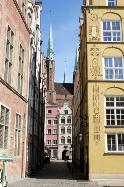 Polonya tren istasyonunda tarihi tuğla bir binada saat kulesi.