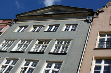 Polonya tren istasyonunda tarihi tuğla bir binada saat kulesi.