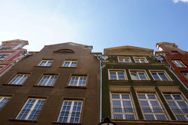 Polonya tren istasyonunda tarihi tuğla bir binada saat kulesi.