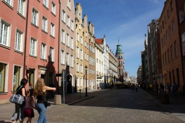 Polonya tren istasyonunda tarihi tuğla bir binada saat kulesi.