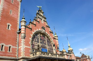 Polonya tren istasyonunda tarihi tuğla bir binada saat kulesi.