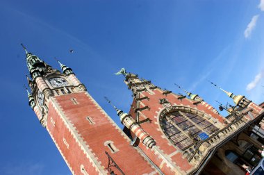 Polonya tren istasyonunda tarihi tuğla bir binada saat kulesi.